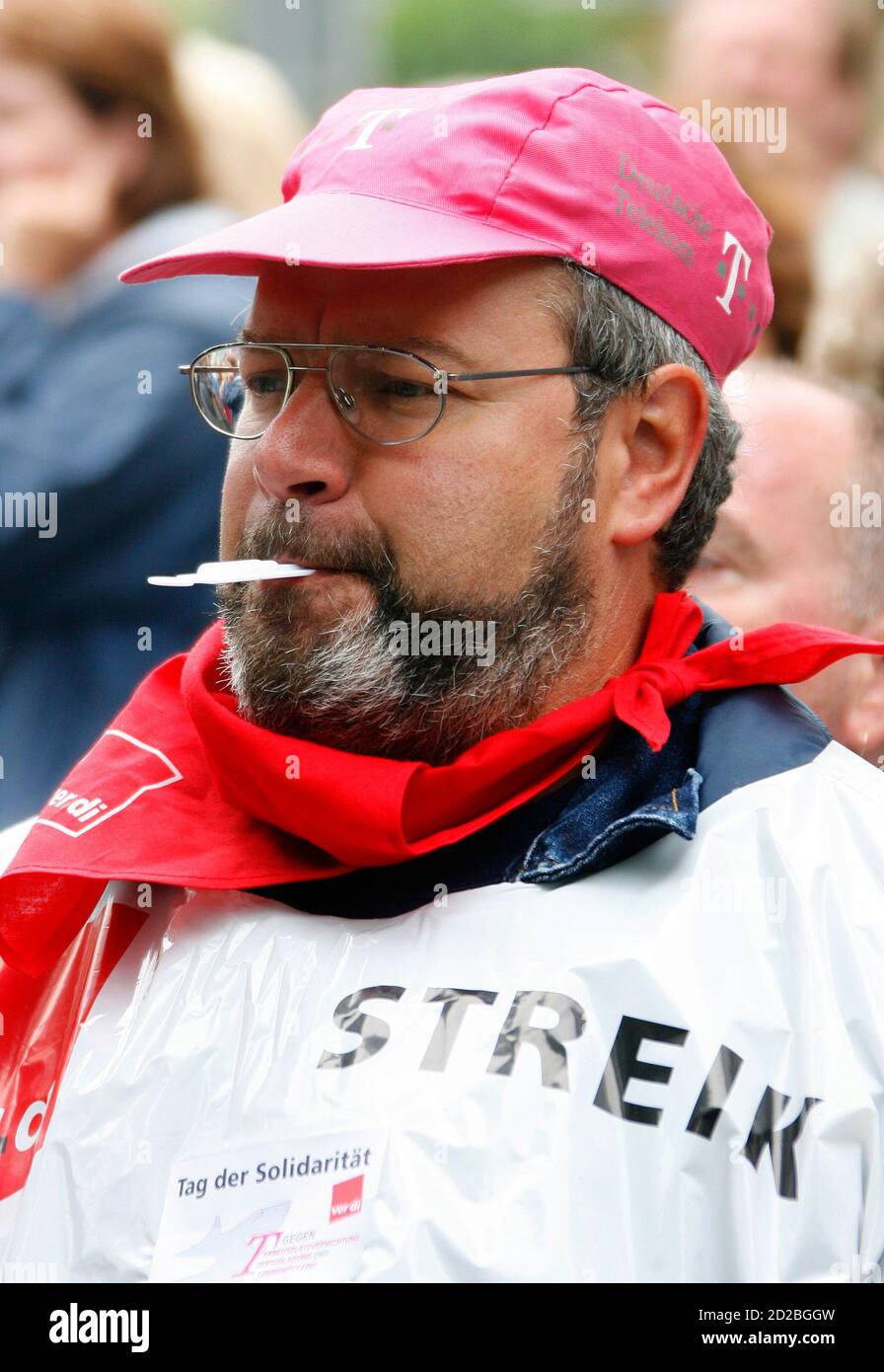 Employees Of Telekom Ag And Members Of Germany S Services Union Verdi Protest In Front Of The Deutsche Telekom Ag Headquarters In Berlin May 30 2007 Reuters Pawel Kopczynski Germany Stock Photo Alamy