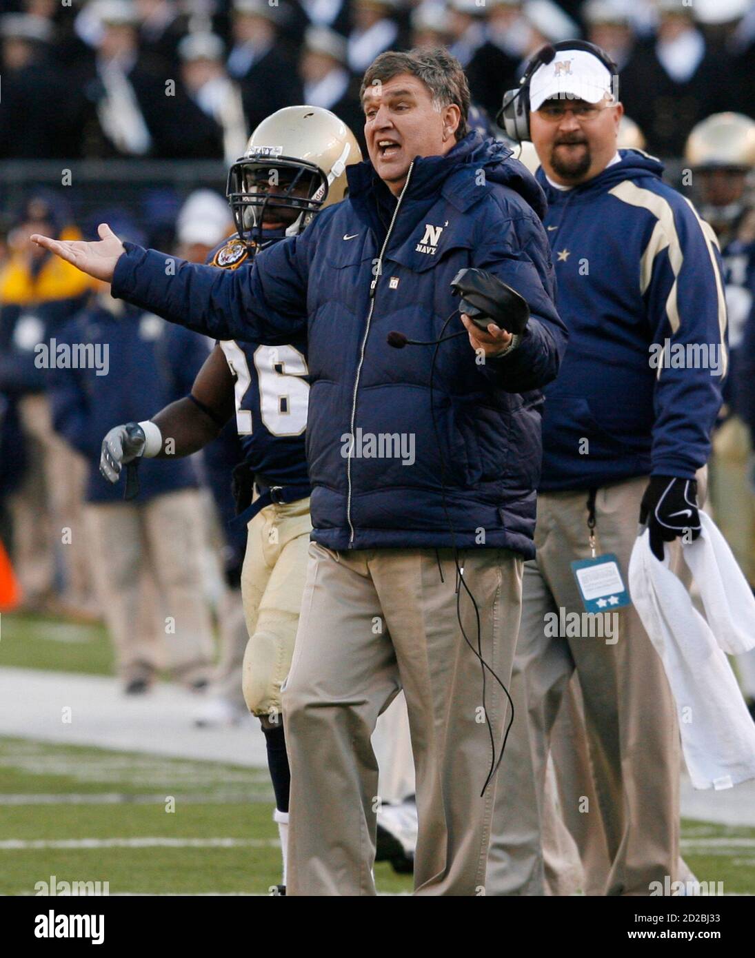 Navy head coach Paul Johnson (C) shouts instructions to his team during  fourth quarter action of the 108th Army versus Navy NCAA college football  game in Baltimore, Maryland, December 1, 2007. REUTERS/Tim