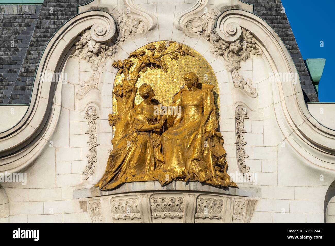 Darstellung der Austria von Paul Gasq und der France von François Sicard am Jugendstil Palais der Französischen Botschaft in Wien, Österreich, Europa Stock Photo