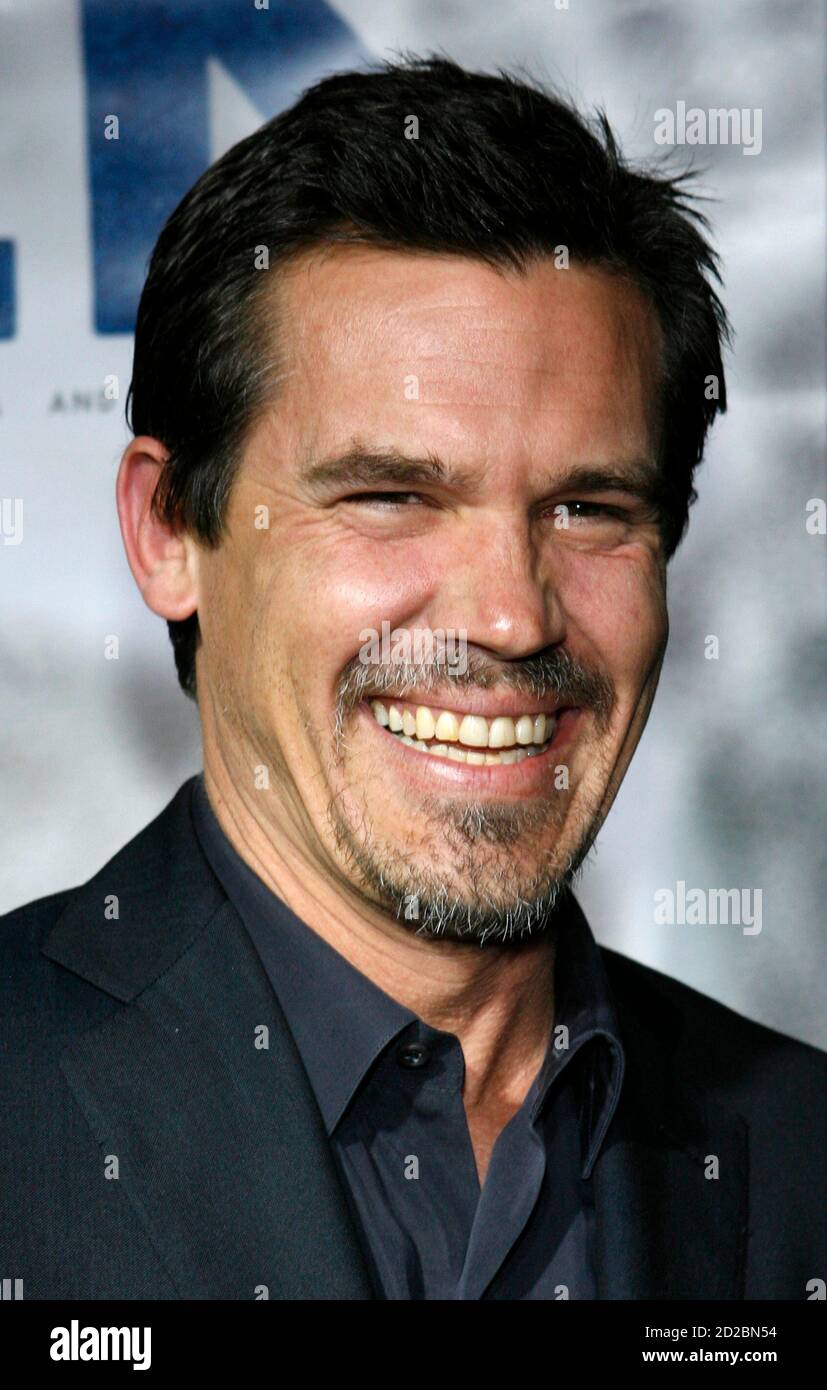 Cast member Josh Brolin arrives for the premiere of the film 'Milk' in Beverly Hills, California November 13, 2008. The movie is about California's first openly gay elected official, Harvey  Milk. REUTERS/Danny Moloshok (UNITED STATES) Stock Photo