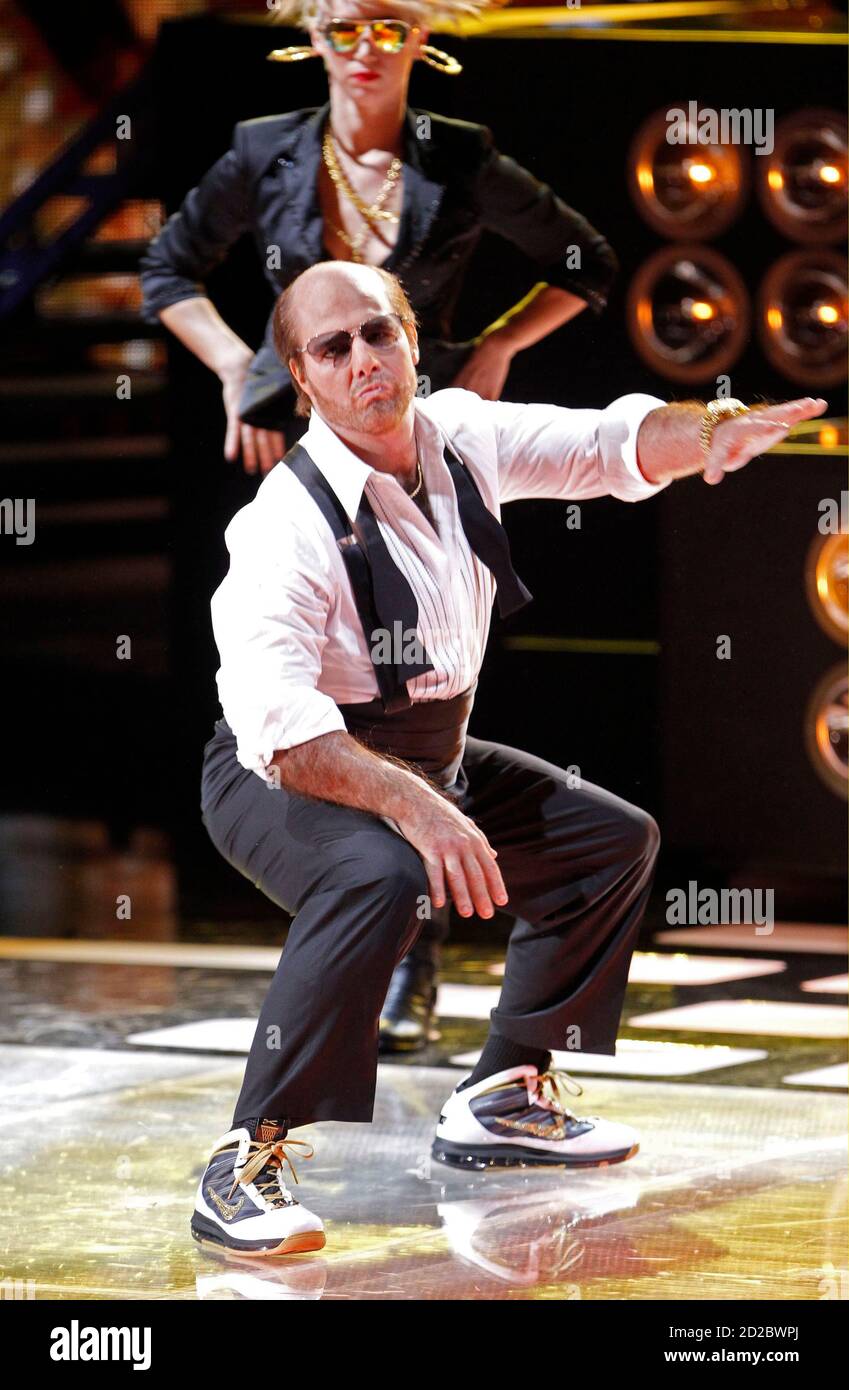 Tom Cruise dances as Les Grossman from the film "Tropic Thunder" at the  2010 MTV Movie Awards in Los Angeles June 6, 2010. REUTERS/Mario Anzuoni  (UNITED STATES - Tags: ENTERTAINMENT Stock Photo - Alamy