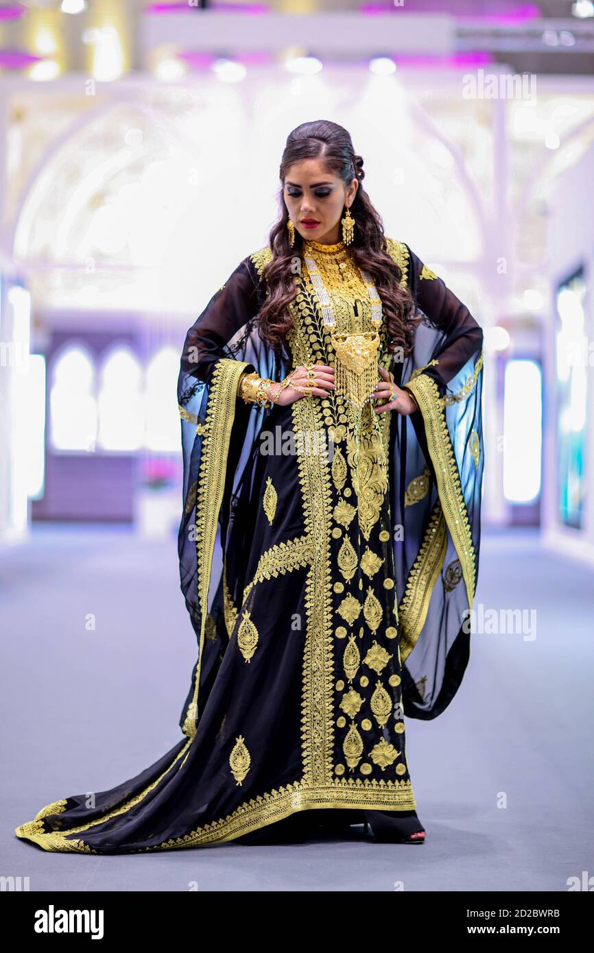 Traditional arabian dress hi-res stock photography and images - Alamy