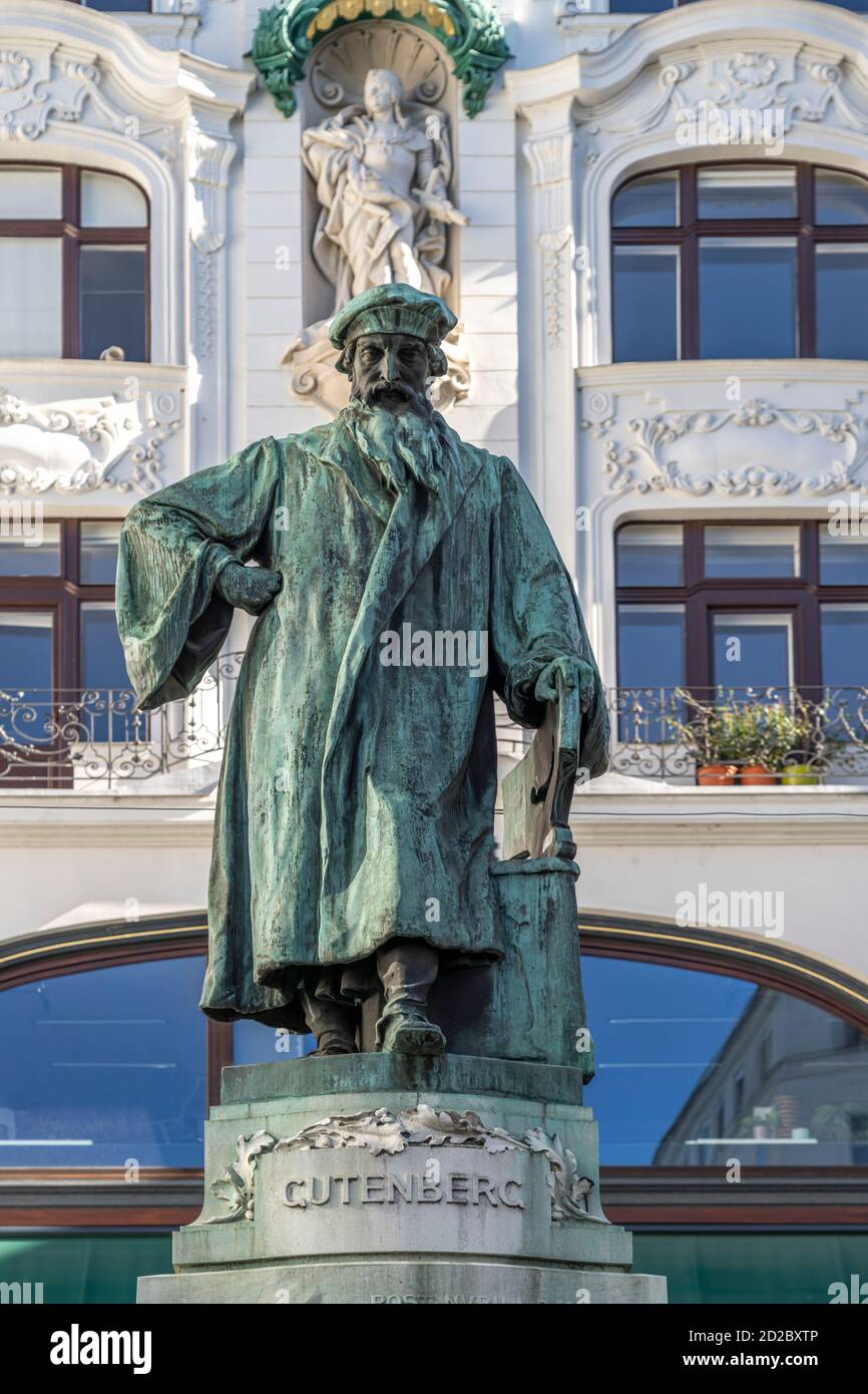 Gutenberg-Denkmal vor dem Regensburger Hof am Lugeck in Wien, Österreich, Europa  |   Johannes Gutenberg Monument and Regensburger Hof at Lugeck squar Stock Photo