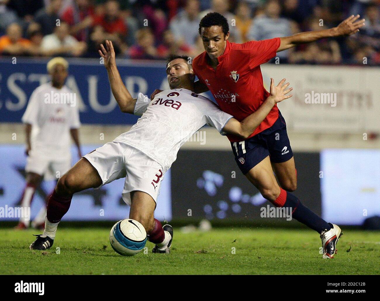 Osasuna S Valmiro Lopes Valdo R Fight For The Ball With Trabzonspor S Fatih Akyel During Their Uefa Cup First Round Second Leg Soccer Match At Pamplona S Reyno De Navarra Stadium September 28 06