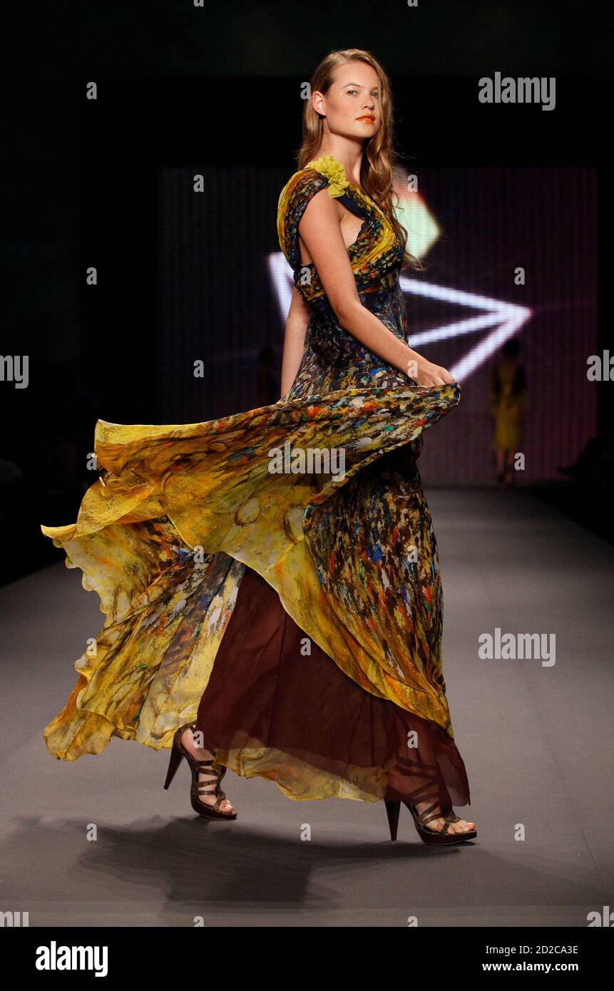 African fashion show hi-res stock photography and images - Page 26 - Alamy