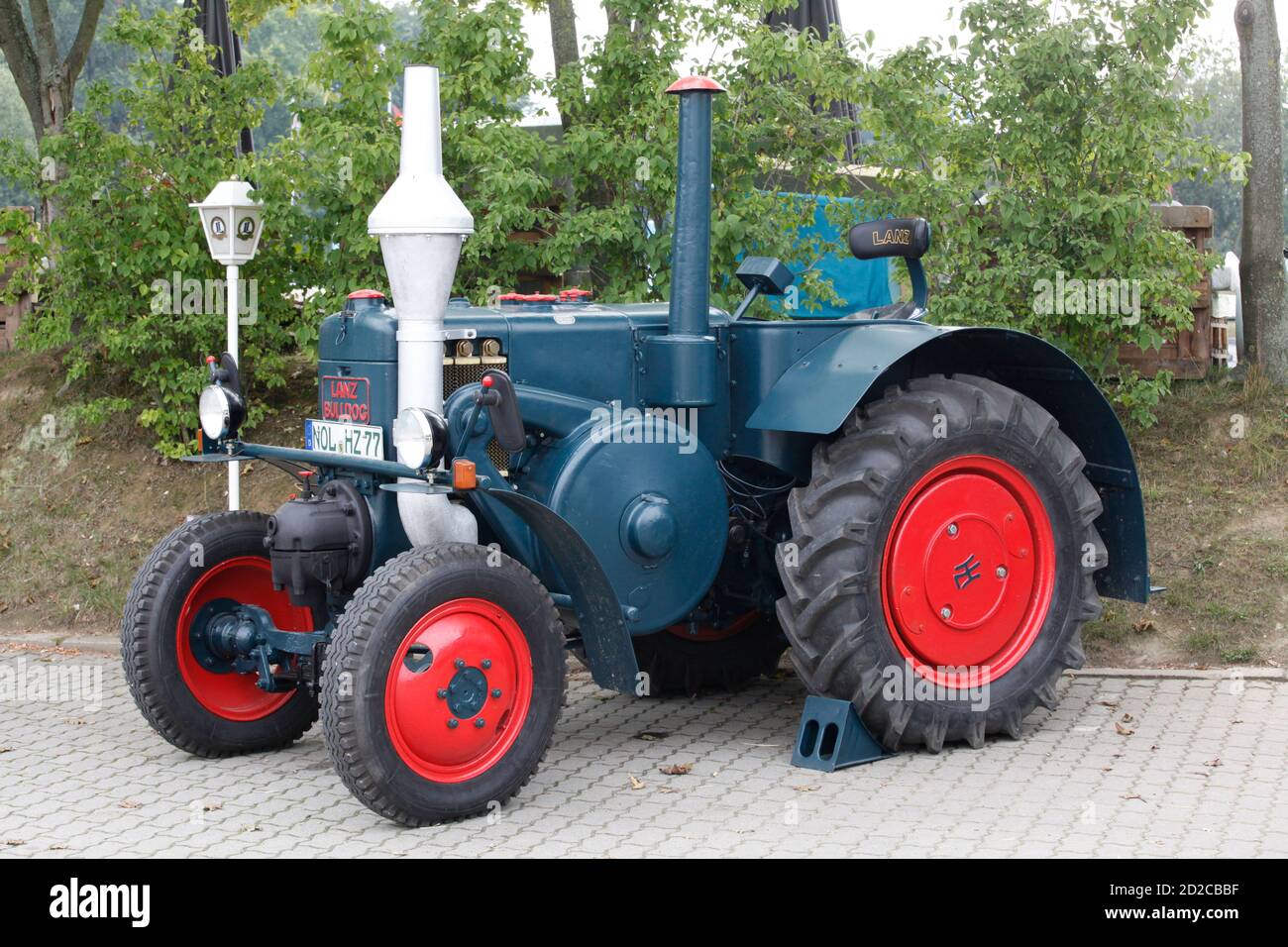 Schlepper Traktor LANZ Bulldog Oldtimer Ackerschlepper Heinrich Lanz AG  Mannheim Stock Photo - Alamy