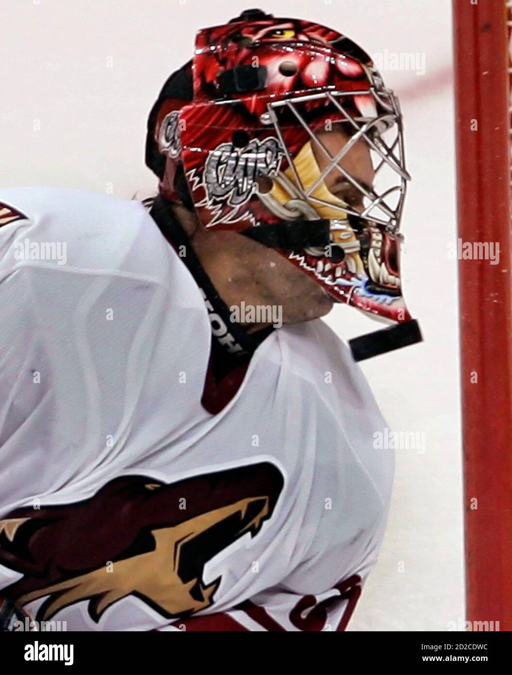 Download Goalie Mask Nhl High Resolution Stock Photography And Images Alamy Yellowimages Mockups