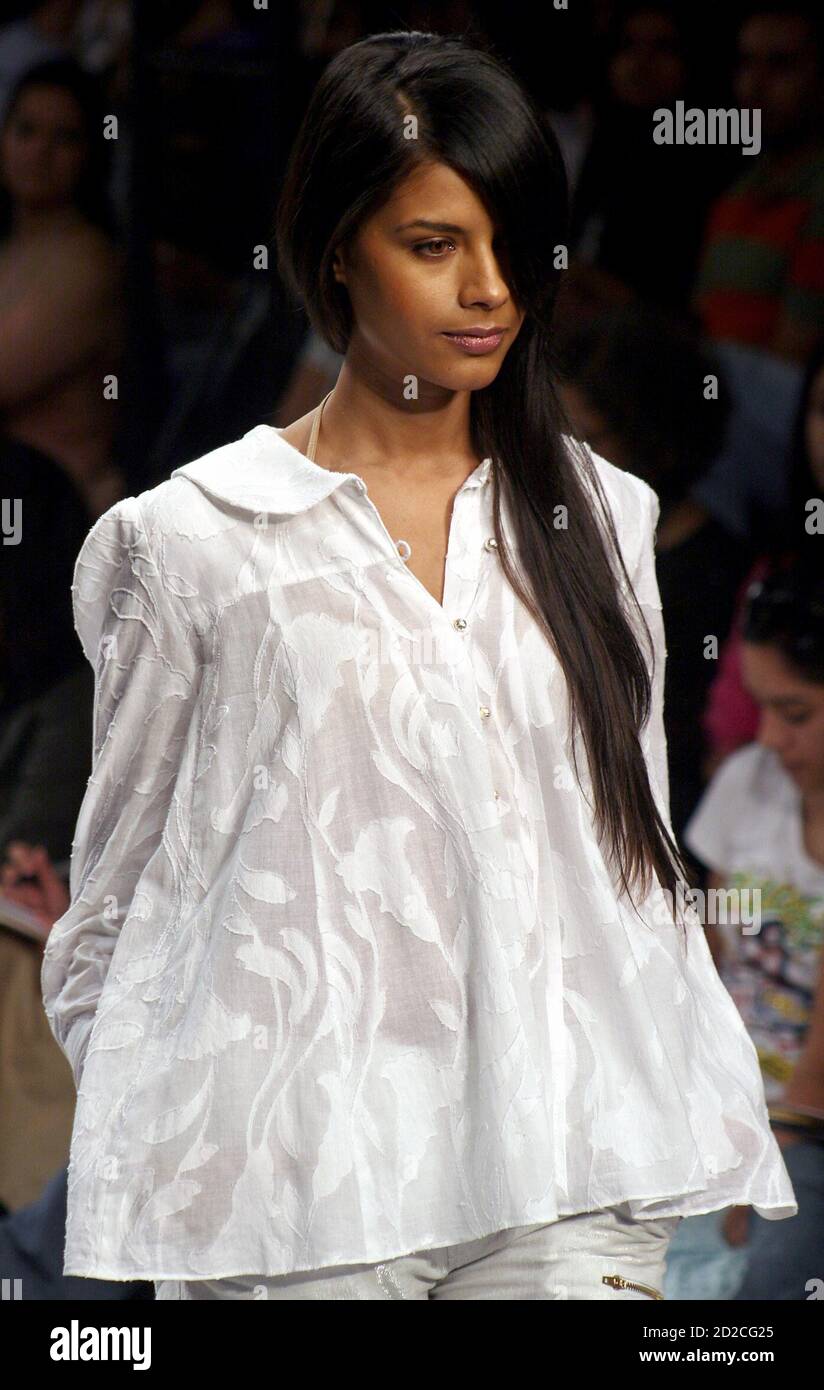 A model presents a creation by Indian designer Ayesha Depala during a fashion  show on the second day of India fashion week in New Delhi August 31, 2006.  REUTERS/Shilpa Anand (INDIA Stock