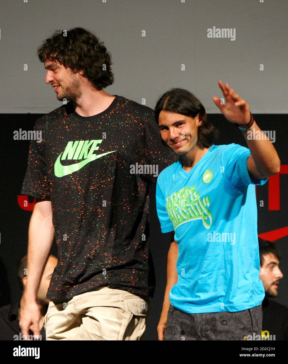 Spanish tennis player Rafael Nadal (R) and basketball player Pau Gasol  attend an merchandising event named "Momentum" in Barcelona, May 21, 2007.  REUTERS/Albert Gea (SPAIN Stock Photo - Alamy