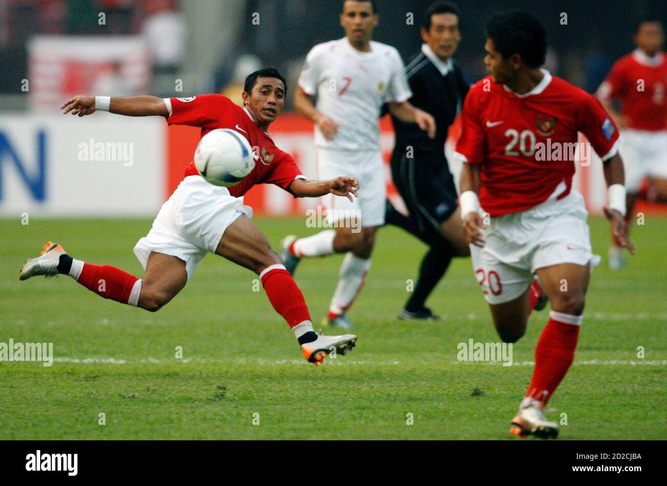 Indonesia S Firman Utina L Conrols The Ball Whilst Bambang Pamungkas R Makes A Run As Bahrain S Al Wadaei Sayed Watches During Their 2007 Afc Asian Cup Group D Soccer Match In Jakarta