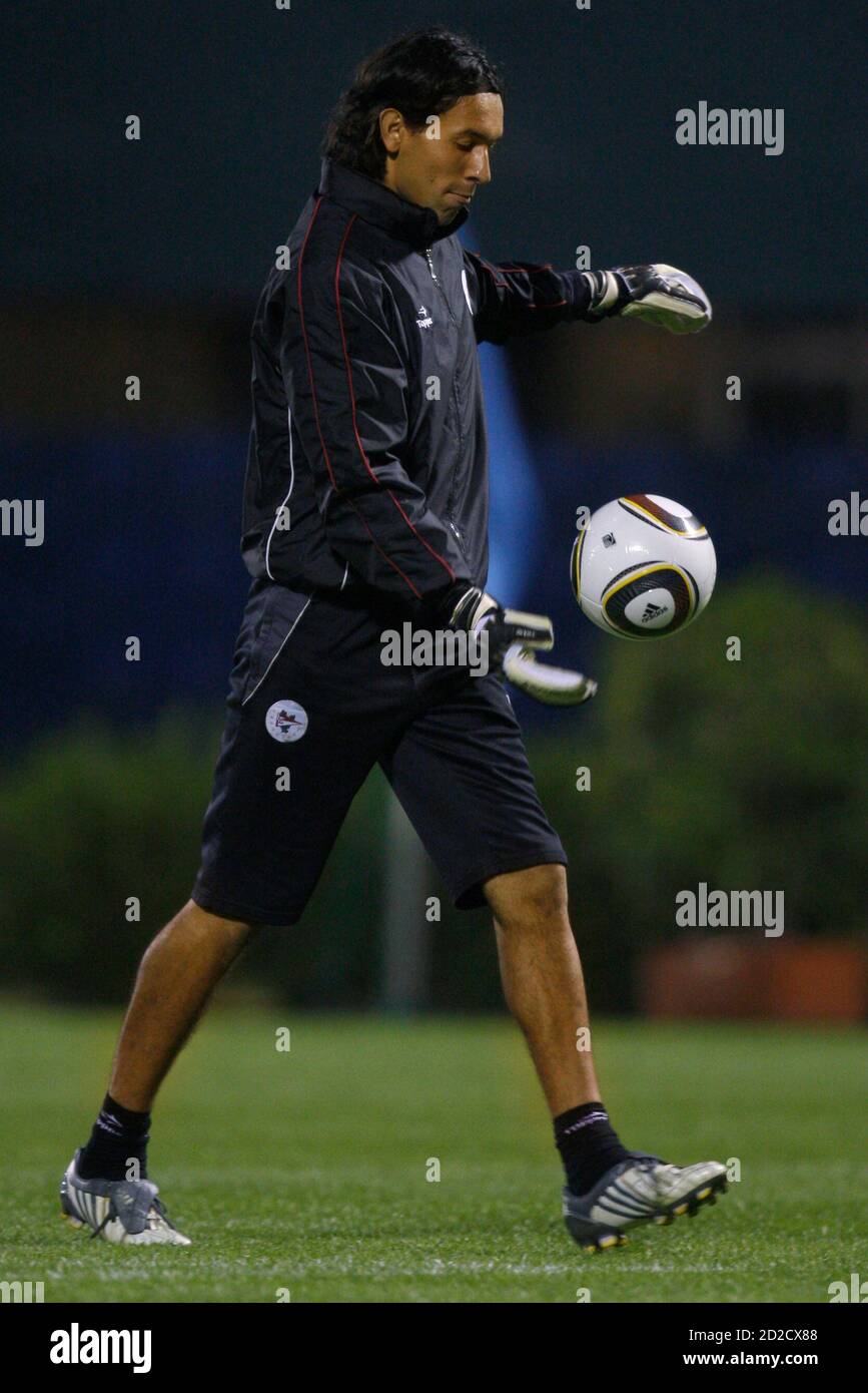 Estudiantes'goalkeeper Cesar Taborda takes part in a training session in Abu Dhabi December 14, 2009. South American champions Estudiantes have been allowed to bring in a replacement to their Club World Cup squad because forward Jeronimo Neumann is ill, the world governing body FIFA said on Sunday.  REUTERS/Fadi Al-Assaad (UNITED ARAB EMIRATES - Tags: SPORT SOCCER) Stock Photo