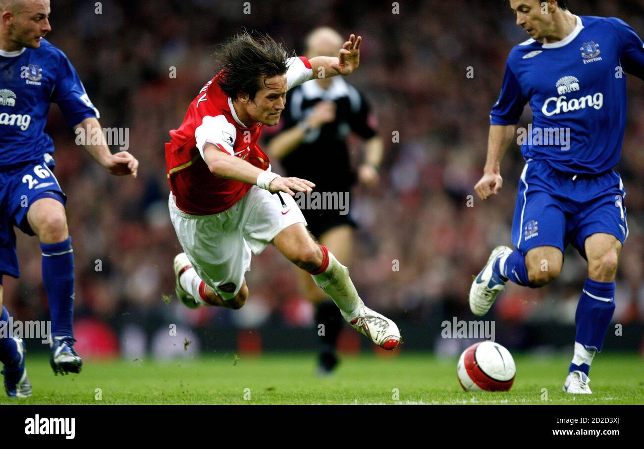 Everton's Lee Carsley (L) and Simon Davies (R) tackle Arsenal's Tomas  Rosicky during their English Premier League soccer match at the Emirates  Stadium in London October 28, 2006. The match ended 1-1.
