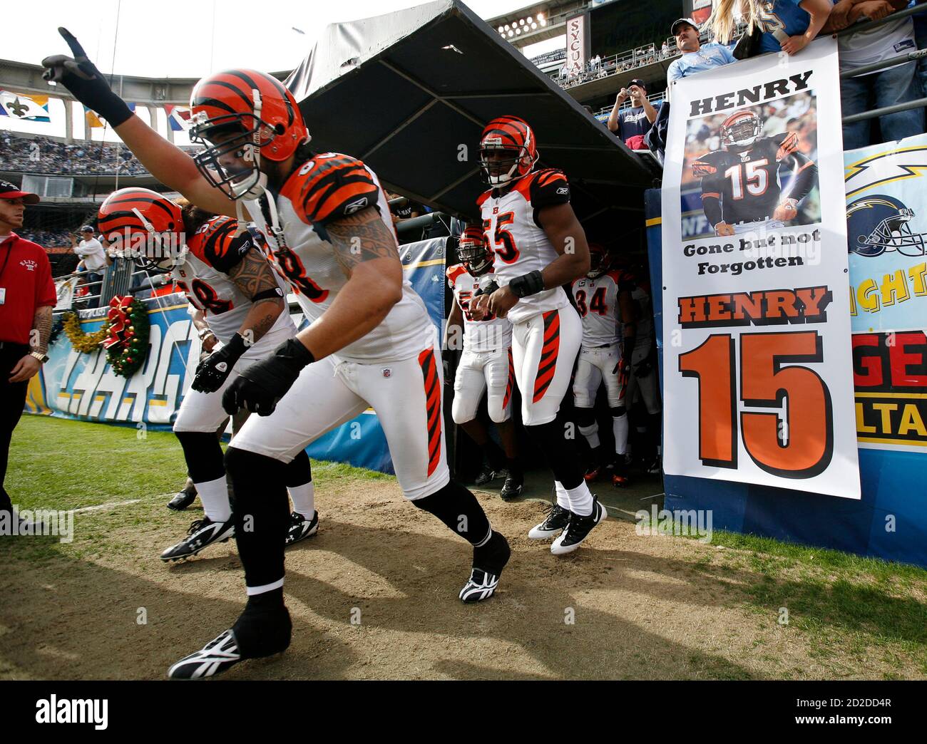 Cincinnati Bengals linebacker Rey Maualuga (C) and Keith Rivers (R) run past a banner commemorating teammate Chris Henry as they take to the field to play their first game following Henry's death, in San Diego December 20, 2009. The Bengals play the San Diego Chargers in NFL football action in San Diego, California   REUTERS/Mike Blake    (UNITED STATES - Tags: SPORT FOOTBALL) Stock Photo