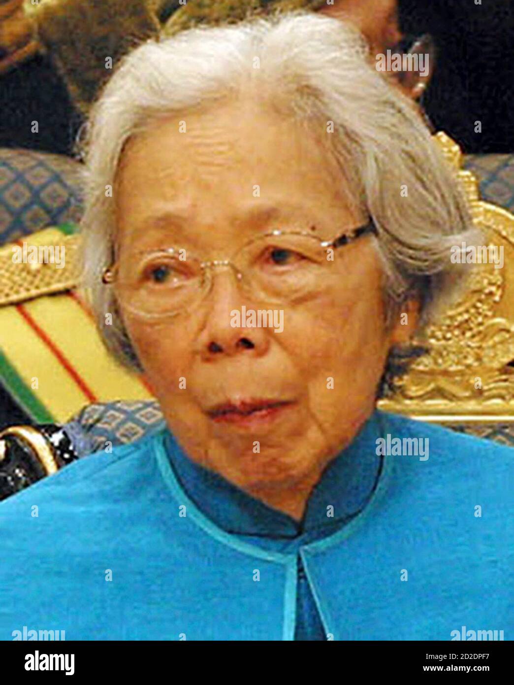 kwa-geok-choo-wife-of-singapores-first-prime-minister-lee-kuan-yew-attends-a-ceremony-in-bandar-seri-begawan-in-this-september-9-2004-file-photo-kwa-has-been-admitted-to-hospital-after-suffering-from-a-brain-haemorrhage-and-she-remains-in-a-serious-condition-media-reported-on-may-15-2008-reutersandy-wongpoolfiles-brunei-2D2DPF7.jpg