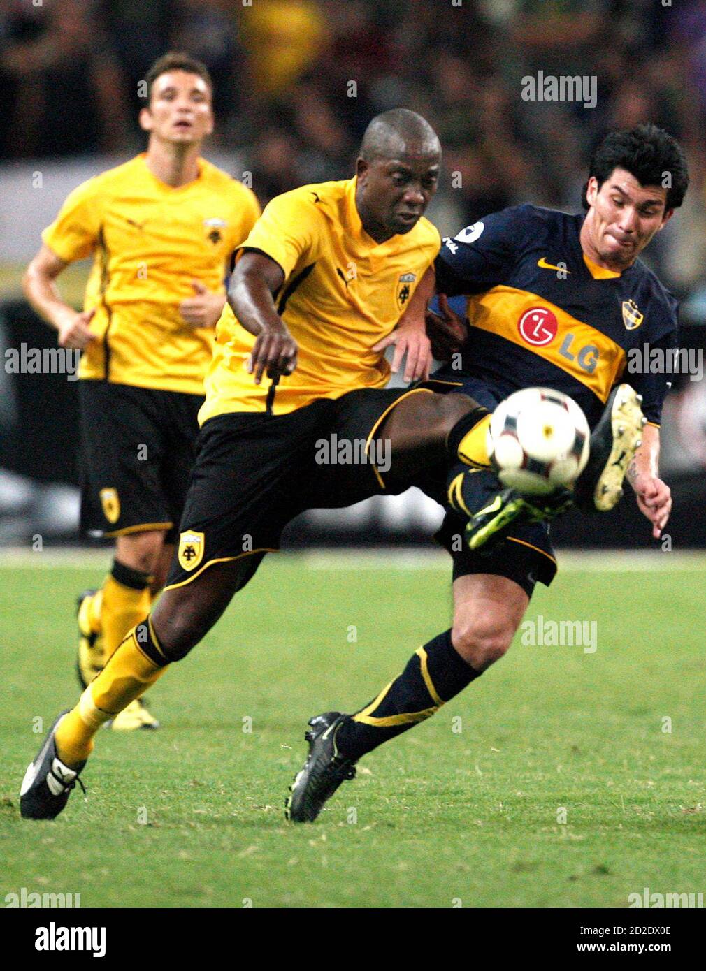 Boca Juniors' Gary Medel (R) struggles for the ball against AEK Athens'  Tamadani Nsaliwa during a friendly soccer match in Athens August 8, 2009.  REUTERS/Yiorgos Karahalis (GREECE SPORT SOCCER Stock Photo - Alamy