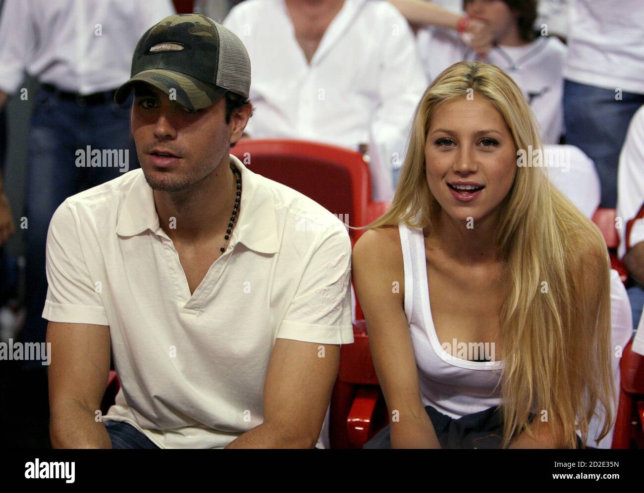 Singer Enrique Iglesias (L) and tennis star Anna Kournikova of Russia watch  as the [Dallas Mavericks