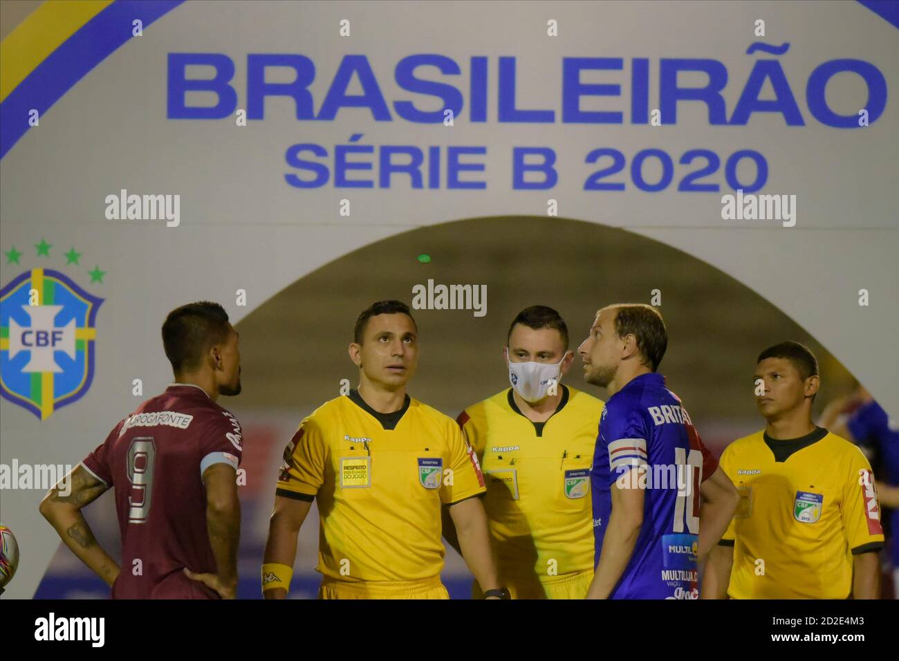 Curitiba, Brazil. 06th Oct, 2020. Referee Leo Simão Holanda and captains Kieza and Renan Bressan during Paraná Clube and Náutico. Match valid for the 14th round of the Campeonato Brasileiro Série B. Estádio Durival de Brito e Silva. Curitiba, PR. Credit: Reinaldo Reginato/FotoArena/Alamy Live News Stock Photo