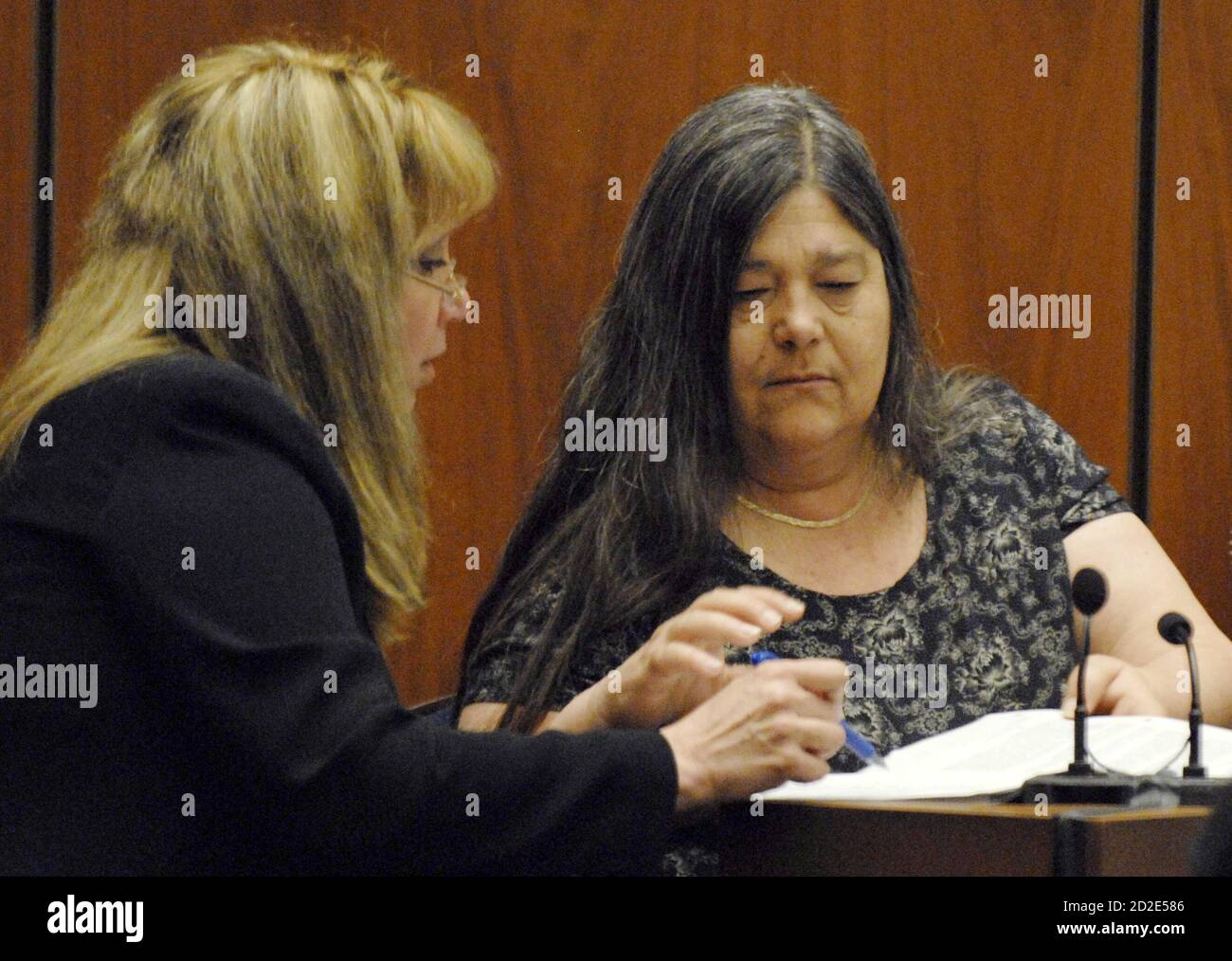 Defense Attorney Linda Kenny Baden (L) questions criminalist Doctor Lynne Herold, a witness for the prosecution, during a hearing in the murder trial of music producer Phil Spector at Los Angeles Superior Court in Los Angeles, California May 8 2007. Spector, accused of killing actress Lana Clarkson in 2003, and the jury were not in court for the hearing.   REUTERS/Jamie Rector/Pool   (UNITED STATES) Stock Photo
