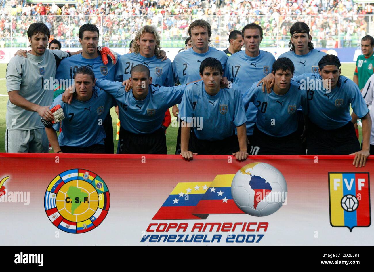 Uruguay's starting team pose before taking the field against Mexico in the  third place playoff of the Copa America soccer tournament in Caracas July  14, 2007. REUTERS/Jorge Silva (VENEZUELA Stock Photo - Alamy