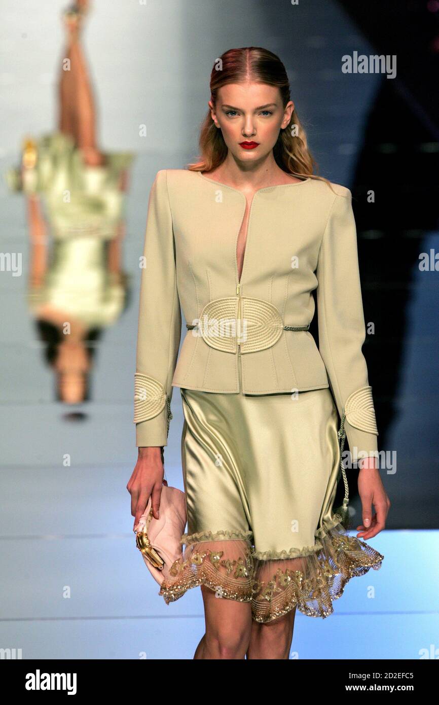 A model presents a creation by Italian designer Valentino during their  Spring/Summer 2006 ready-to-wear fashion collection Paris October 9, 2005  Stock Photo - Alamy