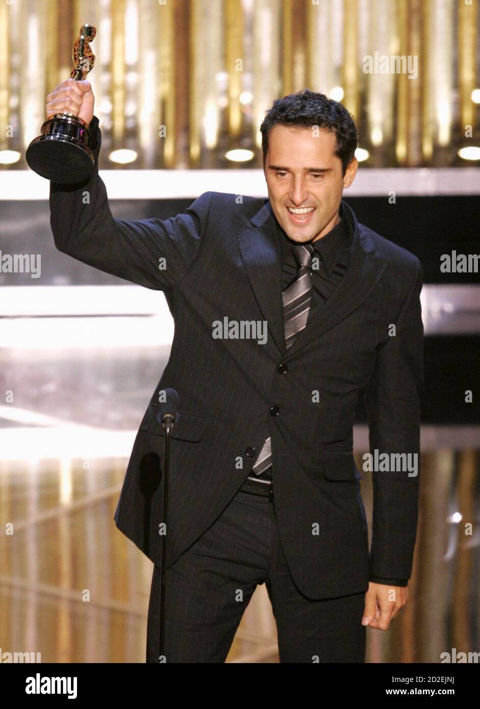 Jorge Drexler holds up his Oscar after winning best original song for 'Al Otro Lado Del Rio' at the 77th Annual Academy Awards in Hollywood, California in this February 27, 2005 file photo. The Uruguayan singer-songwriter is on a nine city U.S. tour that ends March 14, 2007 in San Francisco to promote his record '12 Segundos de Oscuridad'. REUTERS/Gary Hershorn/Files  (UNITED STATES) Stock Photo