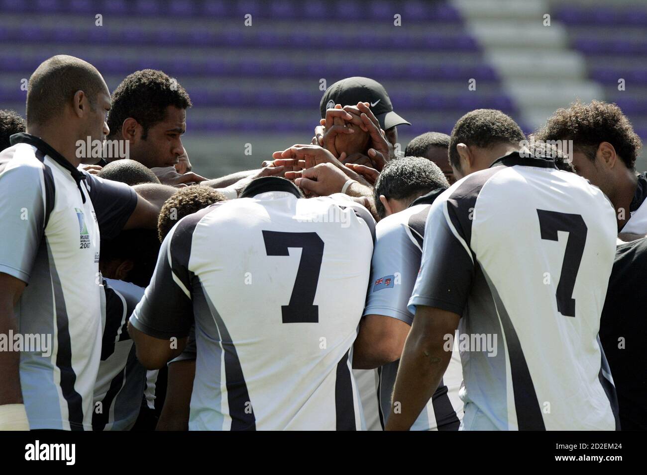 Fiji's rugby team players huddle before the Captain's Run rugby training session in Toulouse, southwestern France, September 11, 2007. Fiji plays in Pool B with Australia, Wales,Japan and Canada in the Rugby World Cup 2007.   REUTERS/Jean-Philippe Arles (FRANCE) Stock Photo