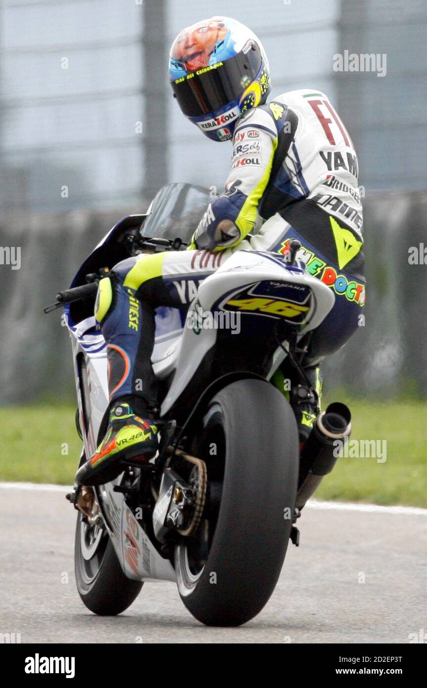 Yamaha MotoGP rider Valentino Rossi of Italy looks back during the  qualifying session for the Italian Grand Prix at Mugello May 31, 2008.  REUTERS/Giampiero Sposito (ITALY Stock Photo - Alamy
