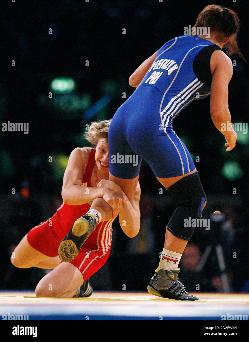Optimal snesevis den første Azerbaijan's Yuliya Atkevich (red) grabs the leg of Poland's Agata Pietrzyk  during their women's 59 kg free style gold medal match at the World  Wrestling Championships 2009 in Herning September 24, 2009.