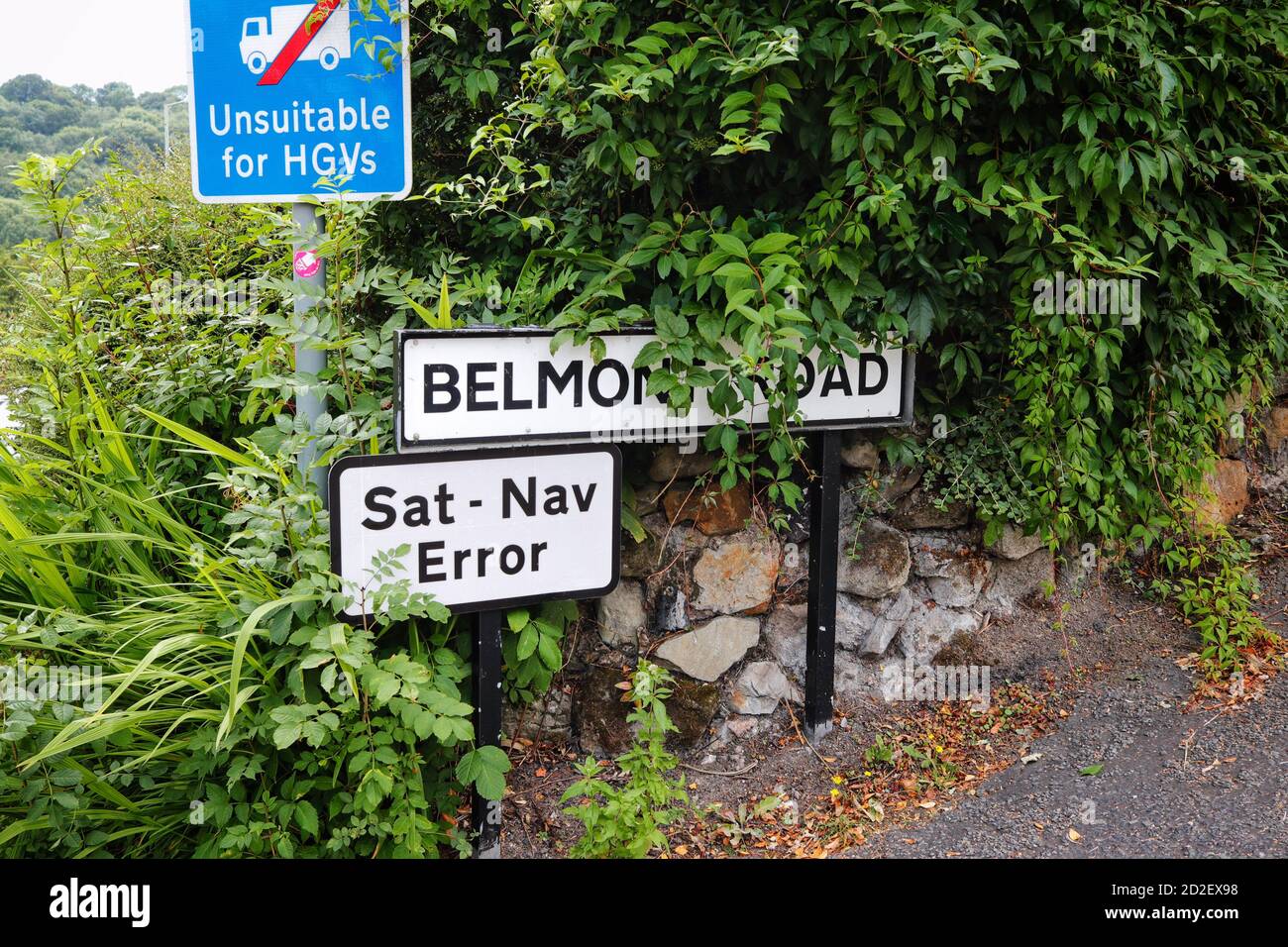 Sat Nav Sign Sat Nav Error sign on single track road unsuitable for HGVs Stock Photo ...