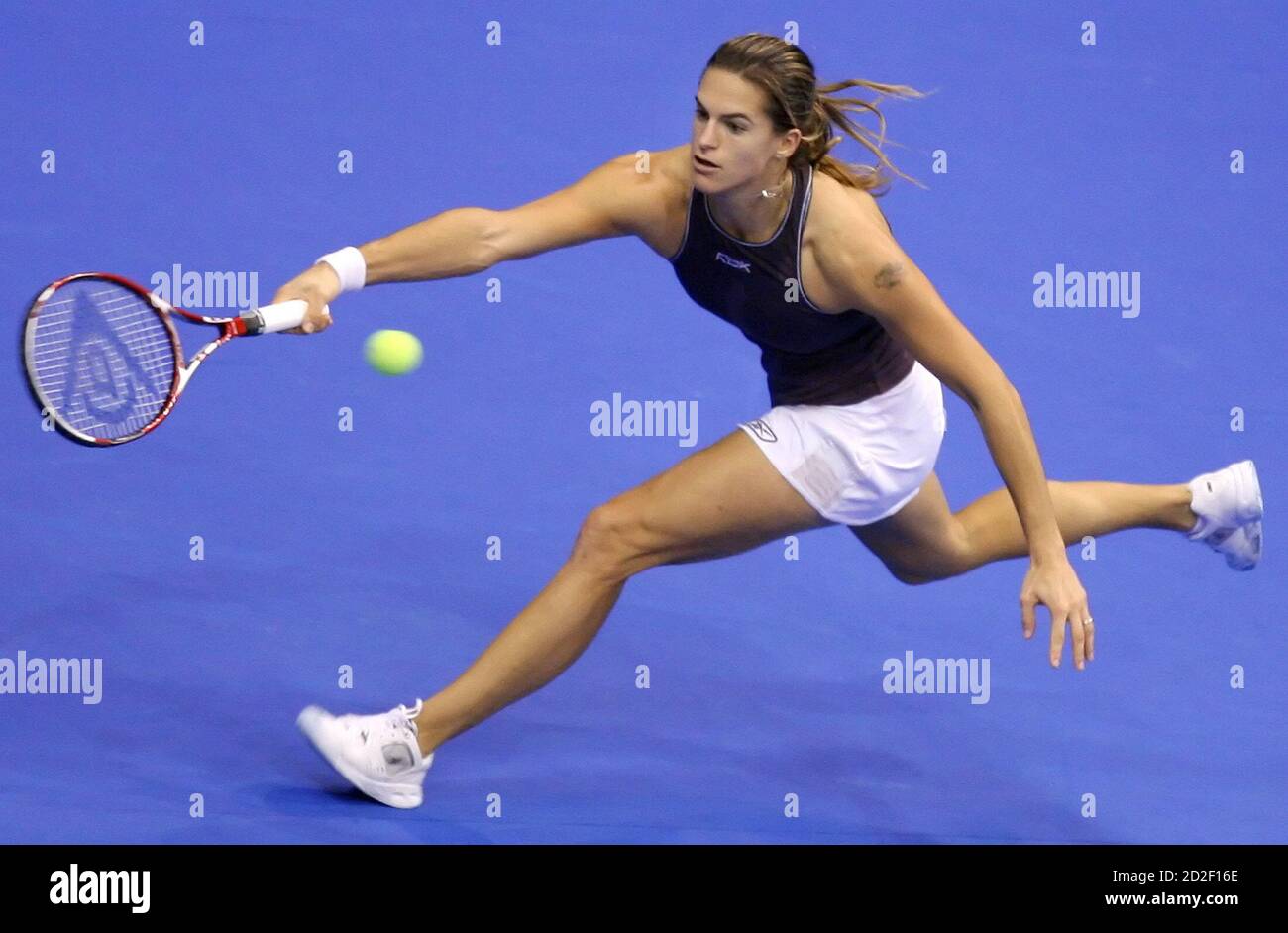 Amelie Mauresmo of France hits a forehand to compatriot Mary Pierce during  the final of the WTA Tour Championships in Los Angeles November 13, 2005.  Mauresmo won 5-7 7-6 6-4. REUTERS/Lucy Nicholson Stock Photo - Alamy