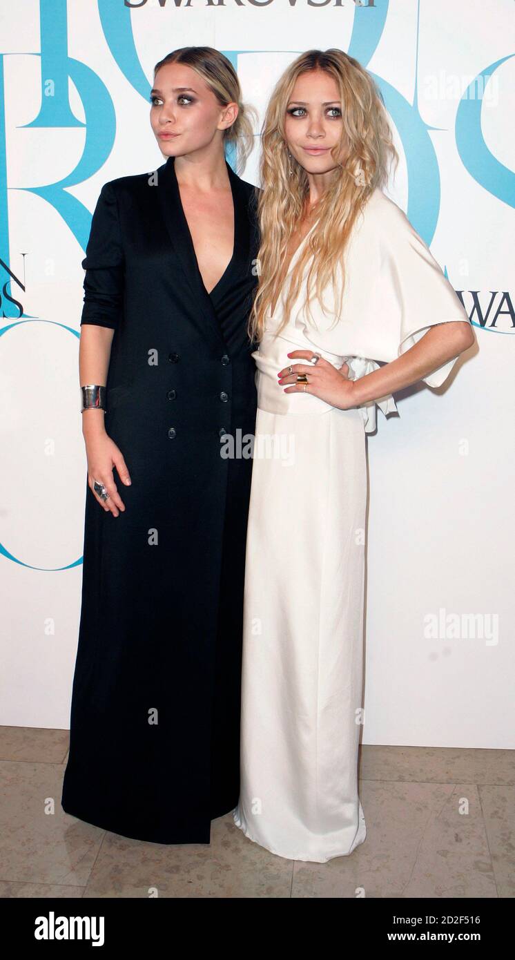 Mary (R) and Ashley Olsen pose back stage during the 2007 CFDA Fashion Awards in New York June 4, 2007. REUTERS/Lucas Jackson (UNITED STATES Photo - Alamy