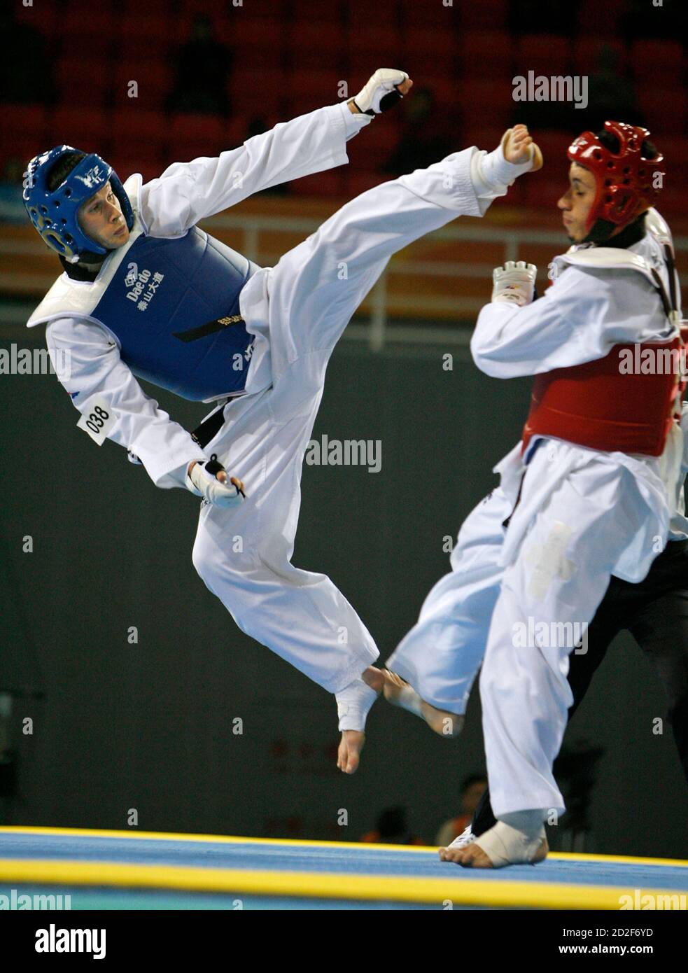 bubbel Geval schildpad Hungary's Balazs Toth (L) fights Puerto Rico's Juan Sanchez in the men's  under 80kg division quarterfinal of the Good Luck Beijing 2008  International Taekwondo Invitational Tournament at the University of  Science and