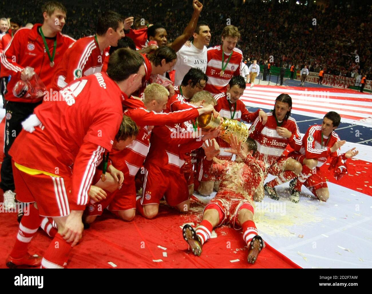 Bayern Munich's players celebrate with the trophy after winning the German  soccer cup DFB Pokal final in Berlin, April 19, 2008. Bayern won the match  2-1 after extra time. REUTERS/Michael Dalder (GERMANY