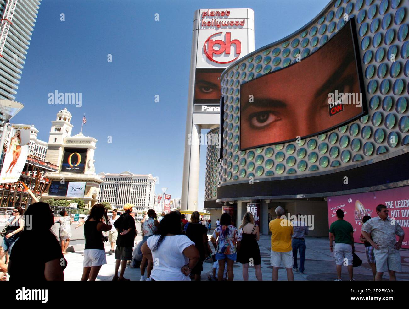 People watch live television news coverage of the Michael Jackson memorial outside the Planet Hollywood hotel-casino in Las Vegas, Nevada July 7, 2009. REUTERS/Las Vegas Sun/Steve Marcus (UNITED STATES ENTERTAINMENT) Stock Photo