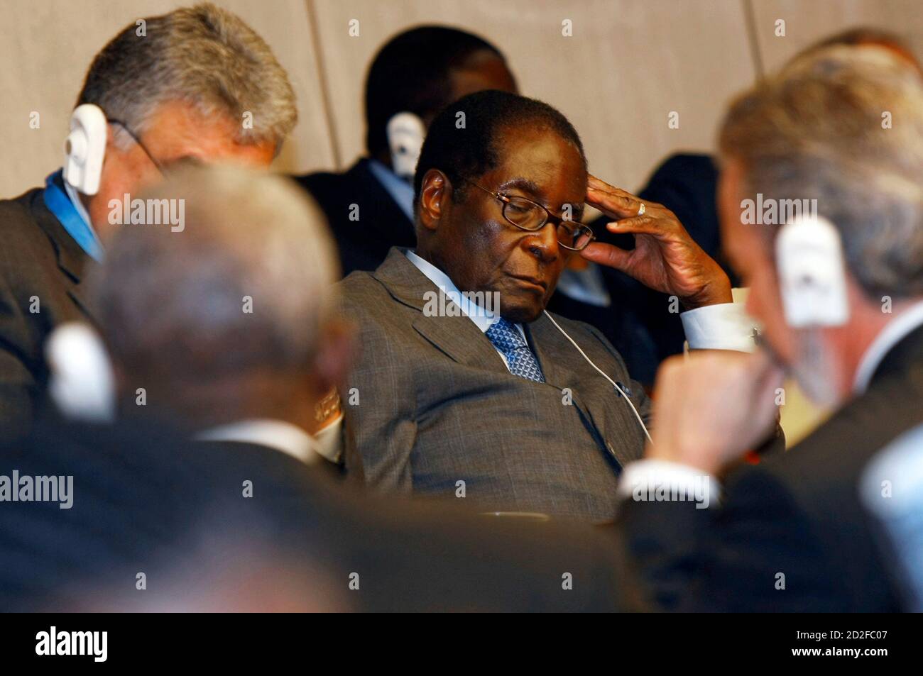 Zimbabwe's President Robert Mugabe (C) attends a food summit of Latin American and African heads of state in Rome November 15, 2009. World leaders and government officials will meet in Rome on Monday for a three-day U.N. World Food Summit on Food Security. REUTERS/Alessandro Bianchi   (ITALY POLITICS FOOD IMAGES OF THE DAY) Stock Photo