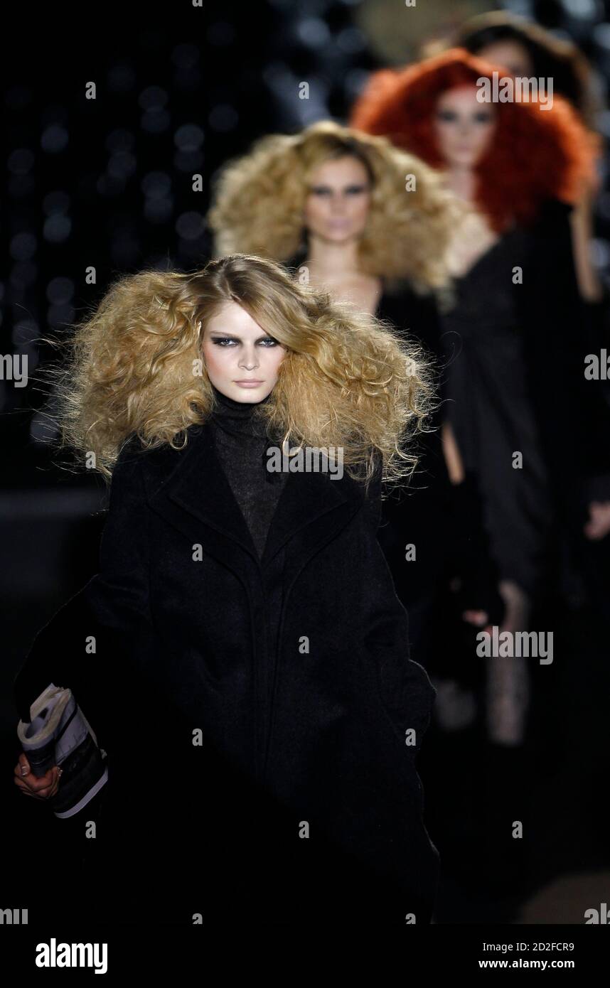 Models present creations by Spanish designer Roberto Verino during the  Cibeles Madrid Fashion Week Fall/Winter 2010 show in Madrid February 19,  2010. REUTERS/Andrea Comas (SPAIN - Tags: FASHION Stock Photo - Alamy