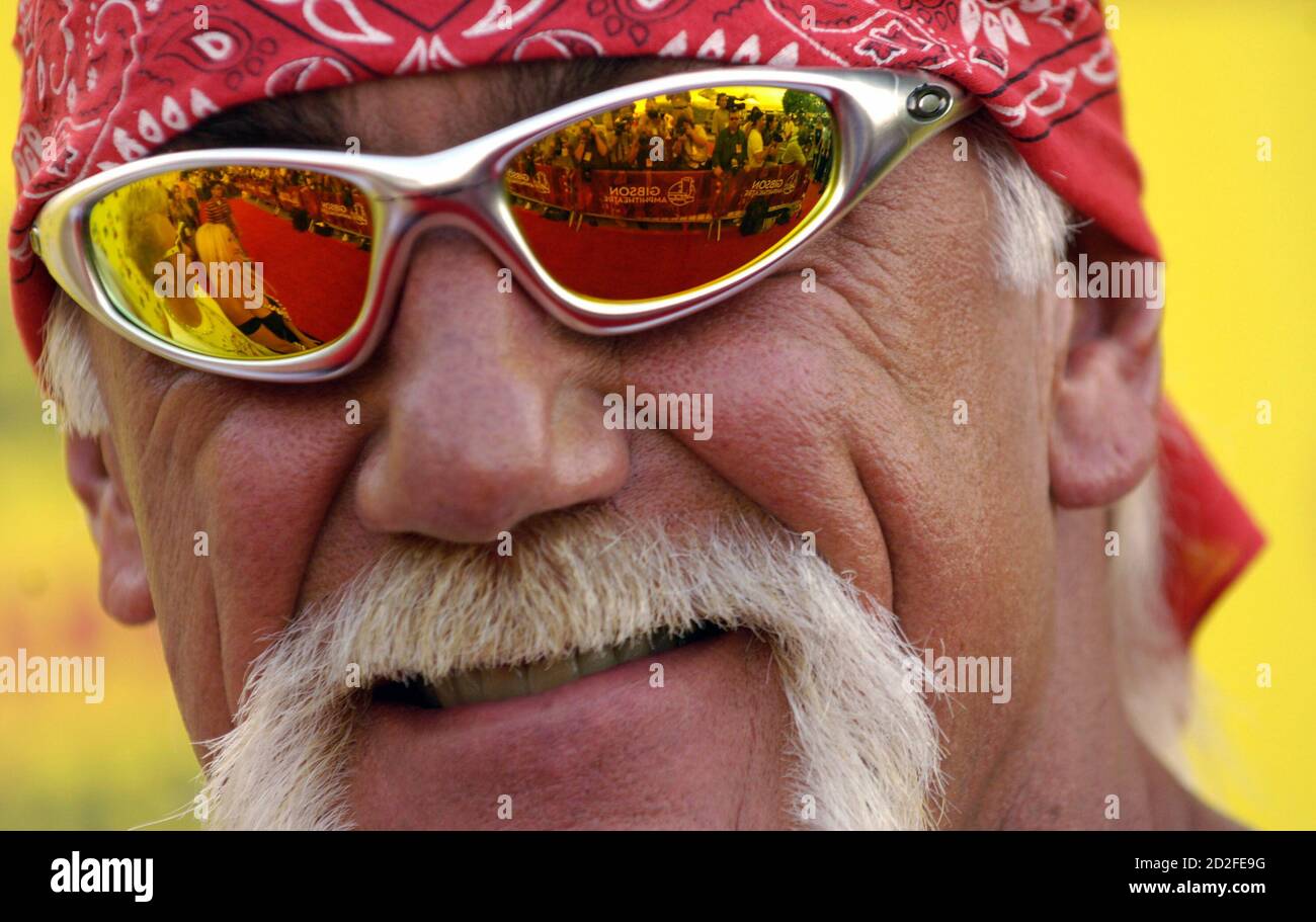 Photographers are reflected in the sunglasses of Hulk Hogan as he arrives  for the 2005 Teen Choice Awards in Universal City, California, August 14,  2005 Stock Photo - Alamy