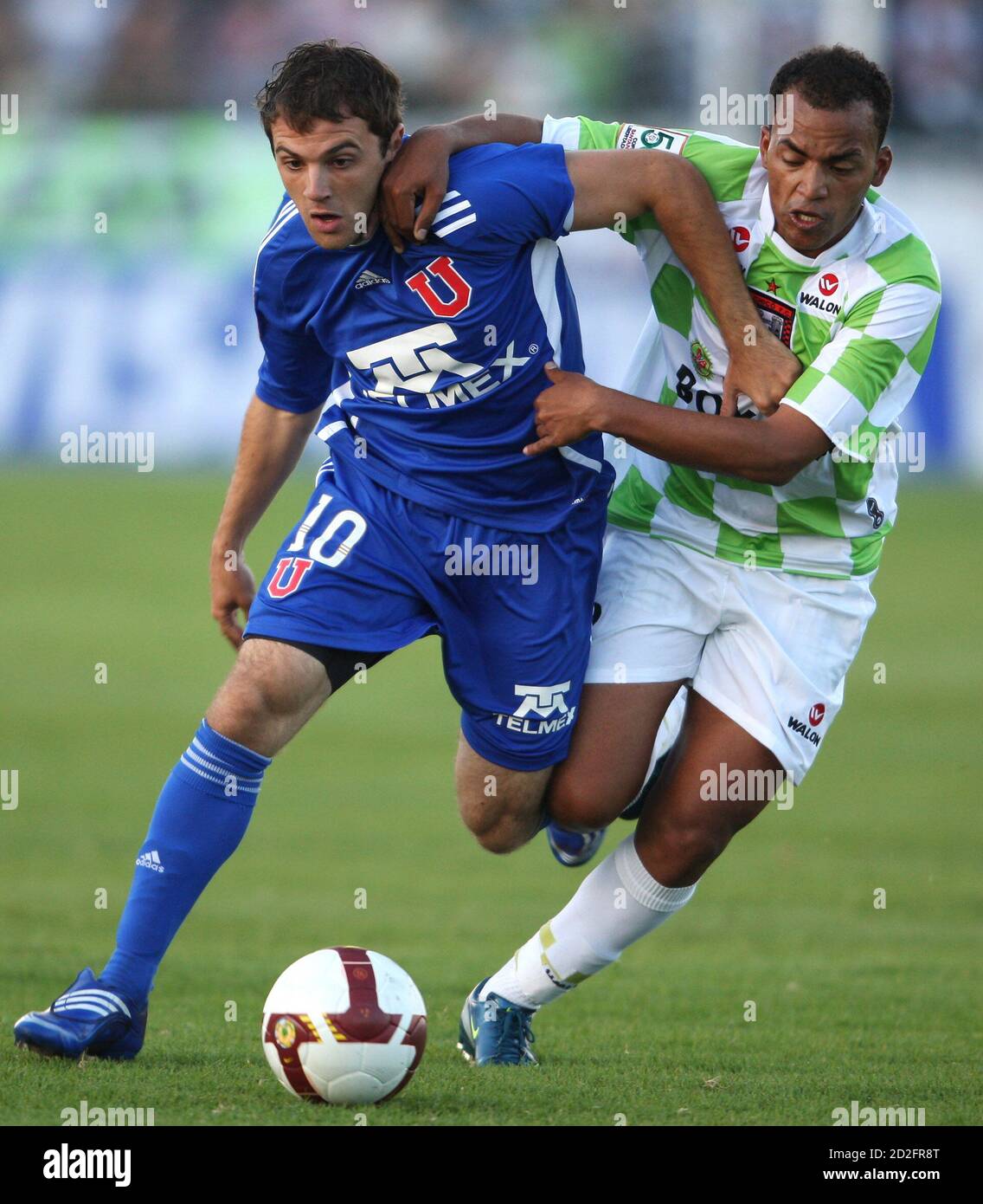 Universidad De Chile S Walter Damian Montillo 10 Fights For The Ball With Boyaca Chico S Fc Edwin Movil Of Colombia During Their Copa Libertadores Soccer Tournament In Tunja March 18 2009 Reuters Jose Miguel