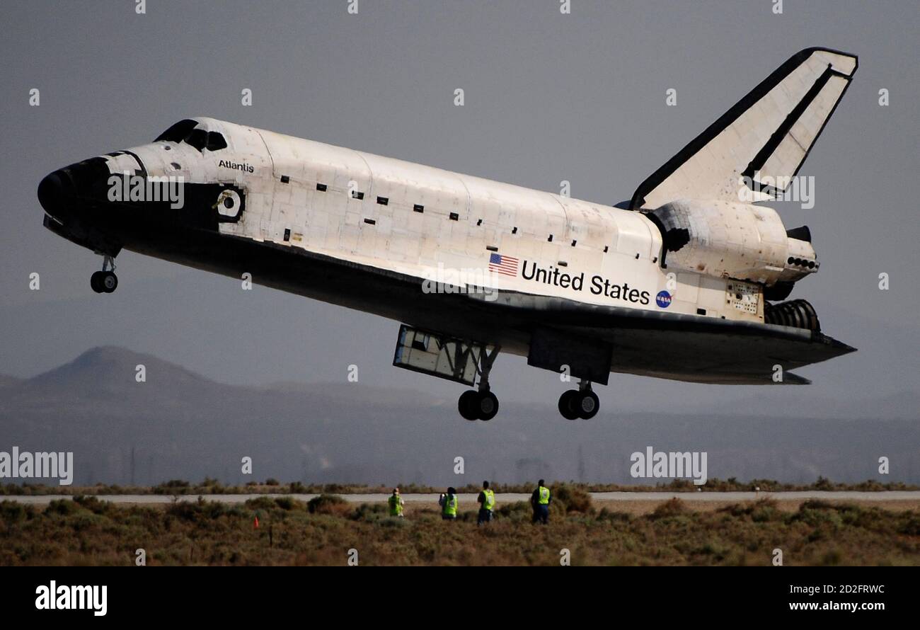 The Space Shuttle Atlantis lands at Edwards Air Force Base in California May 24, 2009. The Atlantis capped an extended 13-day mission to rejuvenate the Hubble Space Telescope on Sunday with a flawless landing at Edwards Air Force base in California. REUTERS/Gene Blevins   (UNITED STATES SCI TECH IMAGES OF THE DAY) Stock Photo