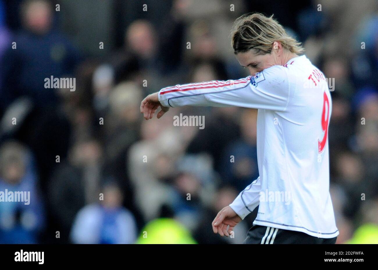 Liverpool's Fernando Torres leaves the pitch following their English  Premier League soccer match 2-0 defeat by Portsmouth at Fratton Park in  Portsmouth December 19, 2009. REUTERS/Toby Melville (BRITAIN). NO  ONLINE/INTERNET USAGE WITHOUT