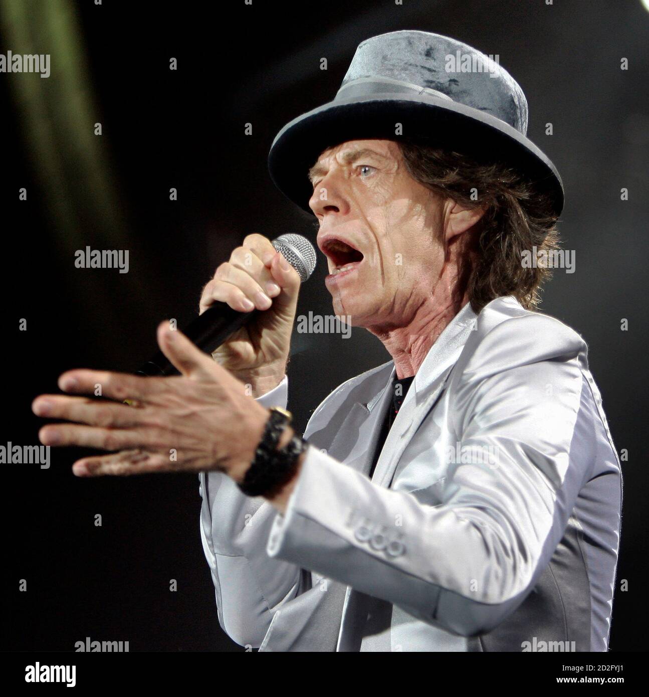The Rolling Stones' Mick Jagger performs at Fenway Park in Boston, Massachusetts August 21, 2005. The band kick off their 2005 "A Bigger Bang" world tour Sunday night. REUTERS/Brian Snyder BS Stock Photo