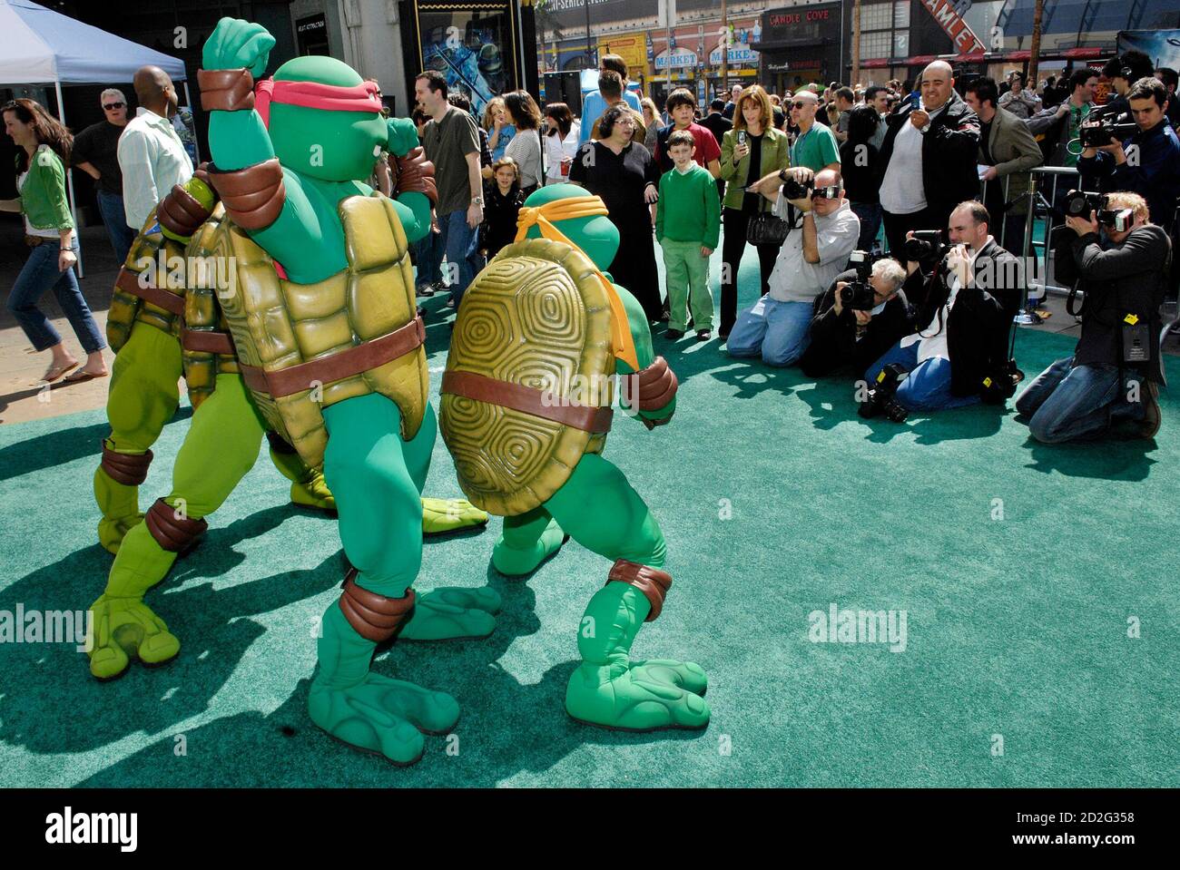 Teenage Mutant Ninja Turtles Characters Pose For Photographers At The Premiere Of The Film Tmnt At Grauman S Chinese Theatre In Los Angeles March 17 2007 Reuters Chris Pizzello United States Stock Photo Alamy