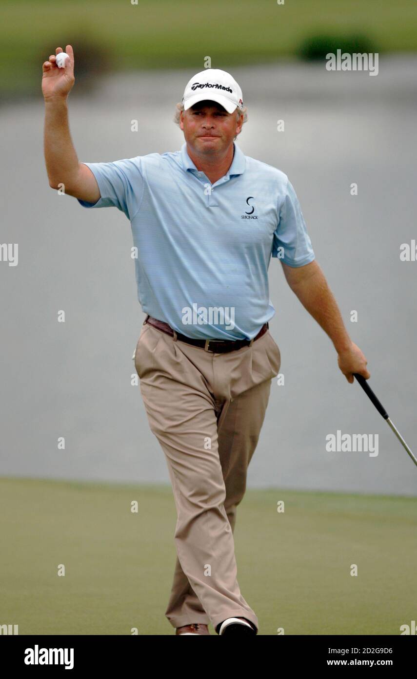 Mathias Gronberg of Sweden, acknowledges the crowd as he finishes on the 18th green during the first round of the St. Jude Classic at TPC Southwind in Memphis, Tennessee June 11, 2009.  GREUTERS/Nikki Boertman    (UNITED STATES SPORT GOLF) Stock Photo