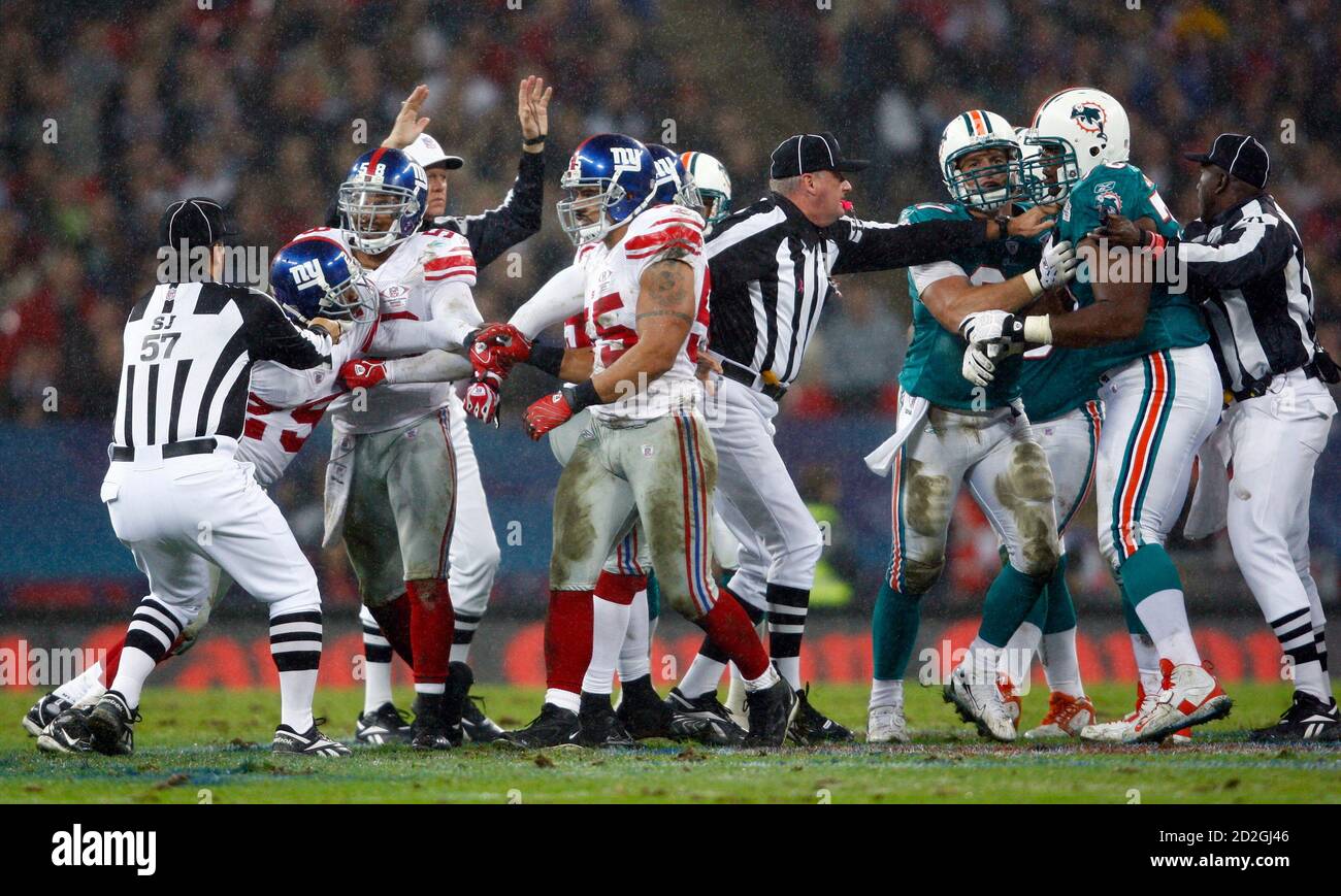 New York Giants' Sam Madison (L) is pulled away from Miami Dolphins' L.J.  Shelton (R) after a shoving match during the first quarter in their NFL football  game at Wembley Stadium in