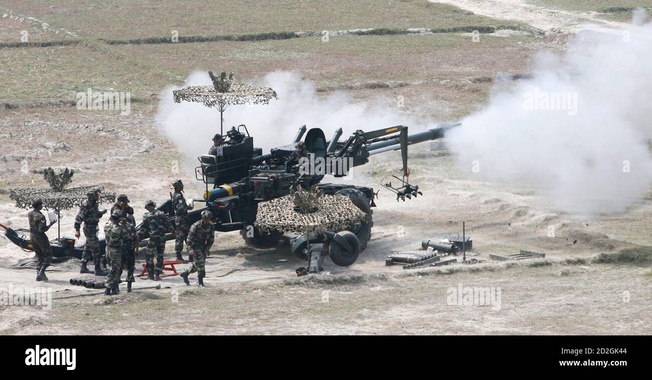 Indian army soldiers fire Bofors gun during a military exercise at Teesta firing range, about 42 km (26 miles) north from the northeastern Indian city of Siliguri, March 15, 2008.  REUTERS/Rupak De Chowdhuri (INDIA) Stock Photo