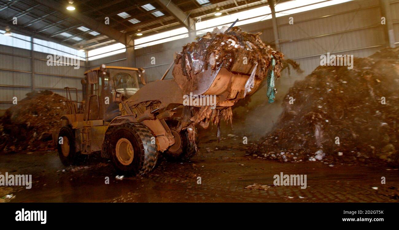 A front end loader moves a pile of shredded material at the Wilmington Organic Recycling Center in Wilmington, Delaware, January 8, 2010. Composting, long valued by gardeners, is just beginning to be adopted on the industrial scale exemplified by the Wilmington Organic Recycling Center, which claims to be the biggest of its kind on the East Coast of the United States. Picture taken January 8, 2010. To match Reuters Life! story ENVIRONMENT-COMPOSTING/ REUTERS/Tim Shaffer (UNITED STATES - Tags: ENERGY ENVIRONMENT SOCIETY BUSINESS) Stock Photo
