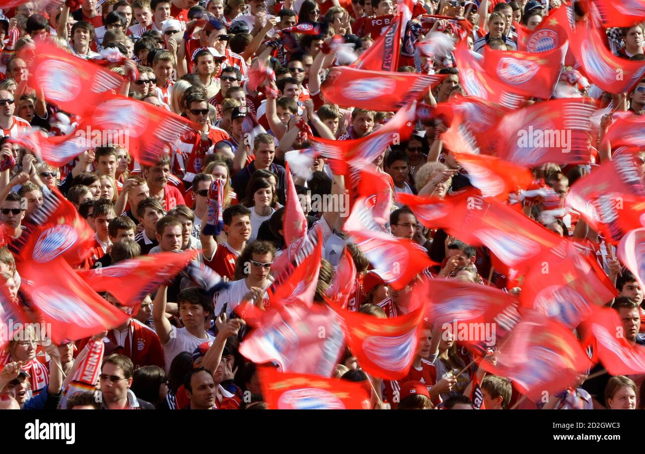 Supporters cheer on Bayern Munich soccer players during their tour through the streets of the Bavarian capital of Munich May 23, 2010. Despite the team's defeat last night to Inter Milan in the Champions League final, tens of thousands of Bayern Munich supporters gathered along Munich's famous Leopold street to welcome and celebrate the team's double of winning the national soccer cup and the domestic league. REUTERS/Michaela Rehle (GERMANY - Tags: SPORT SOCCER) Stock Photo