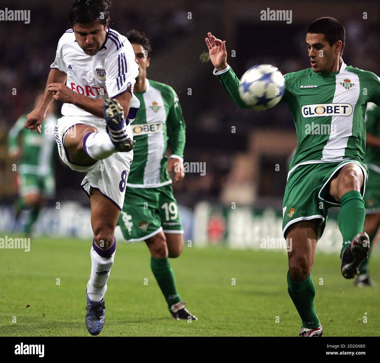 klizav podrhtavanje snabdijevanje Anderlecht's Nenad Jestrovic (L) kicks the ball before Real Betis' Juanito Gutierrez (R) during their Champions League group G soccer match at the Constant Vanden Stock stadium in Brussels September 28, 2005. klizav podrhtavanje snabdijevanje Anderlecht's Nenad Jestrovic (L) kicks the ball before Real Betis' Juanito Gutierrez (R) during their Champions League group G soccer match at the Constant Vanden Stock stadium in Brussels September 28, 2005.