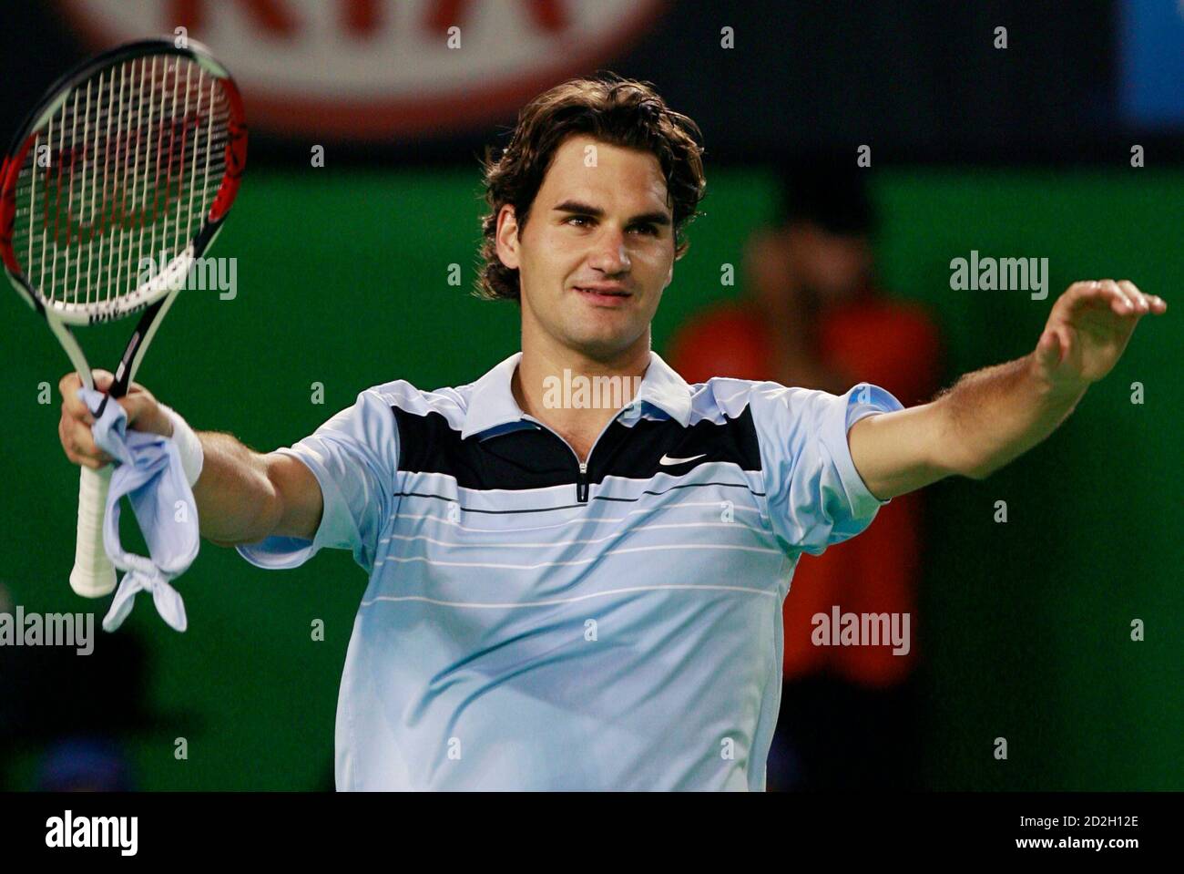 Switzerland's Roger Federer waves after winning his semi-final match  against Andy Roddick of the U.S. at the Australian Open tennis tournament  in Melbourne January 25, 2007. REUTERS/Darren Whiteside (AUSTRALIA Stock  Photo -