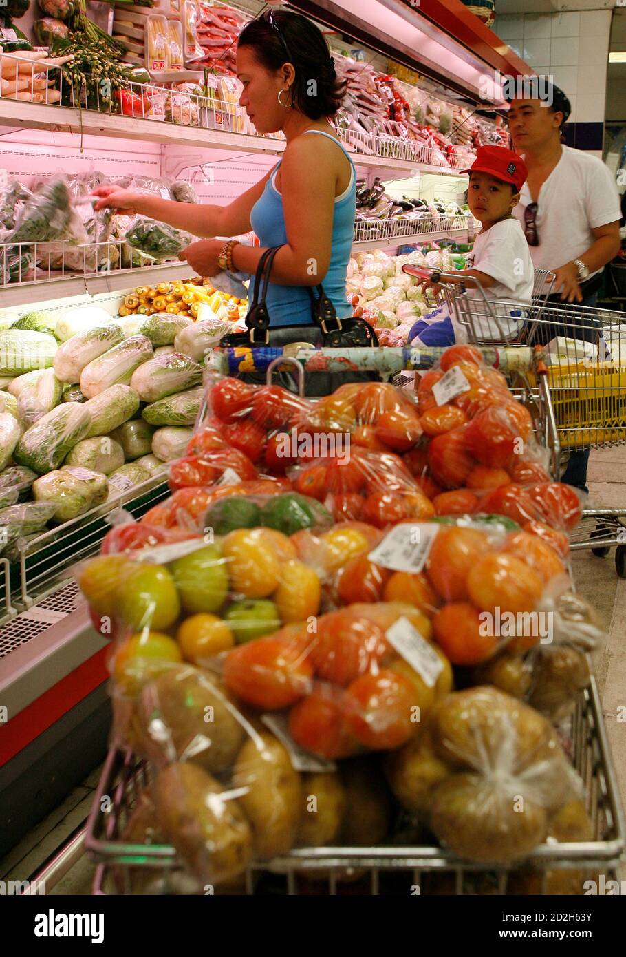 A family shops at a supermarket inside a shopping mall in Manila's Makati  financial district September 22, 2008. Shopping malls and radio stations in  the Philippines have started playing Christmas carols, heralding